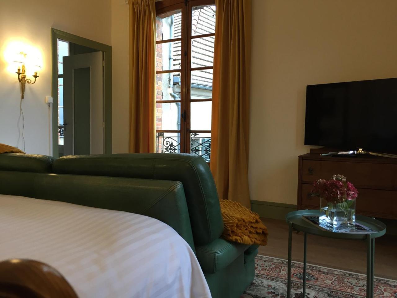 La Grenouille Noire Hotel Marcillat-en-Combraille Luaran gambar